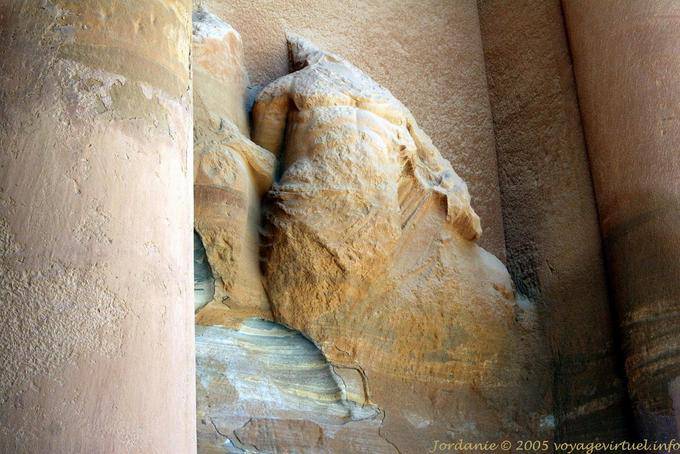 Statue sans t&ecirc;te Khazneh Petra 021