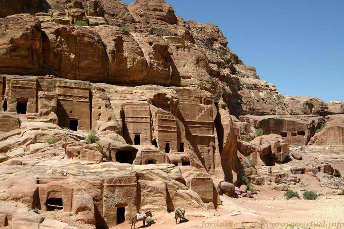 Tombeaux tours &agrave; d&eacute;cor de merlons Khubta Petra 885