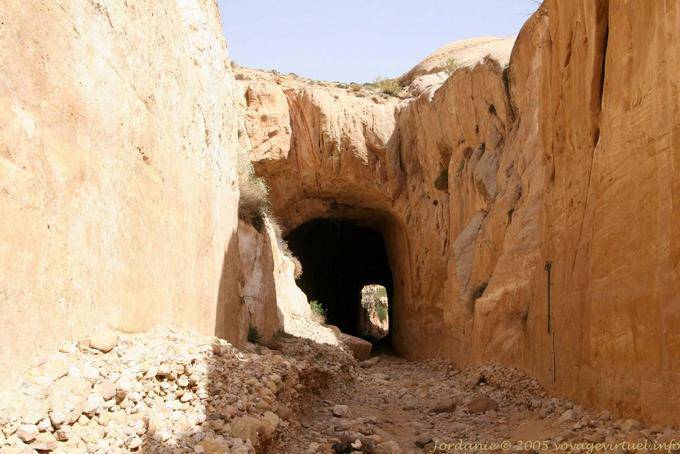 Tunnel Petra Wadi El-Mudhlim 191
