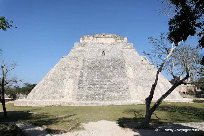 Uxmal Adivino Pyramide Du Devin 1 :: Mexico