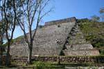 uxmal-grande-pyramide-grimpette-en-montant-les-escaliers