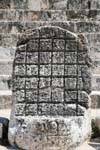 uxmal quadrilatere des nonnes stele aux hieroglyphes