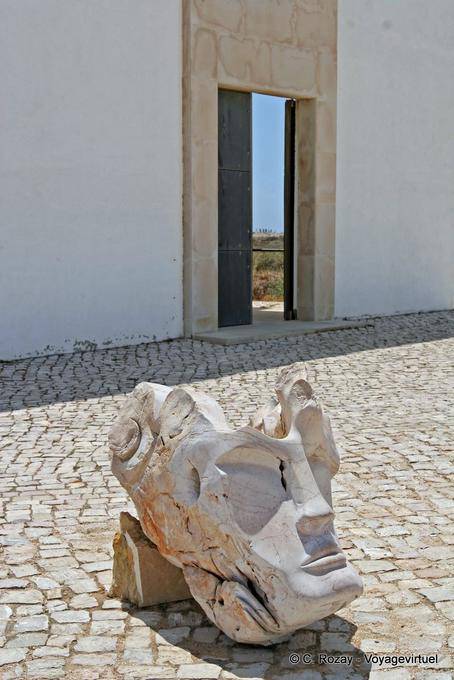 La porte et la t&ecirc;te Sagres 818