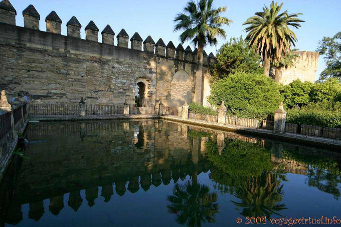 Reflexiones de murallas, Alcázar de Córdoba - España, Andalucia