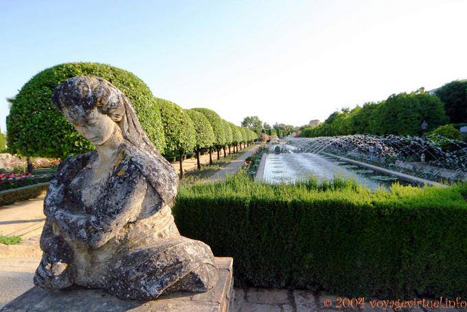 Femenino jardines busto Alcazar Córdoba - España