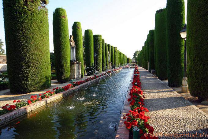 Alineación Topiary, Alcázar de Córdoba - España, Andalucia