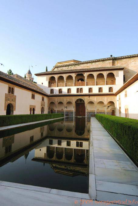 Patio de Comares o de los Arrayanes, Alhambra nazarí de Granada - España