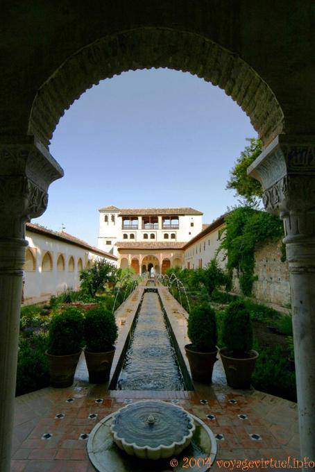 Palacio del Generalife visto desde el patio del Canal du, Alhambra nazarí de Granada - España