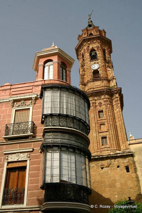 Balcones redondeados en la torre de la Plaza de San Sebastián y del campanario de la Iglesia de San Sebastián, Antequera - España