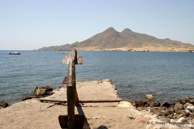 Ancla en el muelle de La Isleta del Moro, Cabo de Gata - España