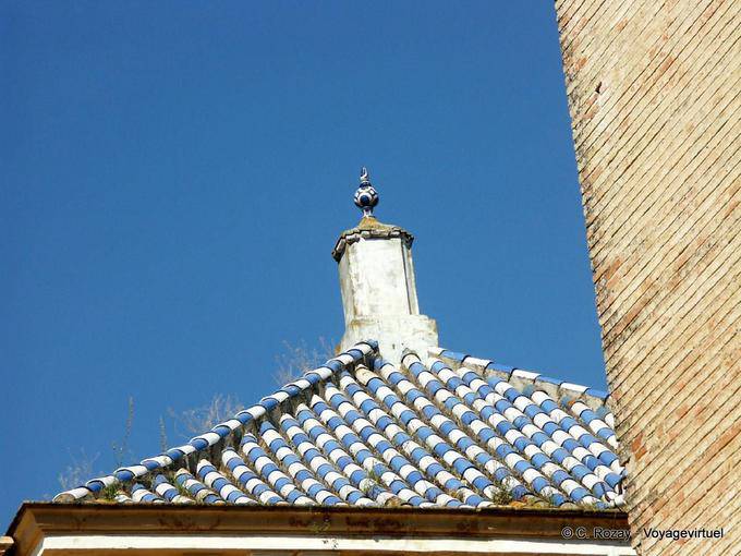 Techo típico de la ciudad de azulejos azules y blancos, Carmona - España, Andalucia