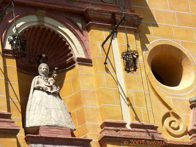 Estatua de la reina con el niño, Córdoba - España, Andalucia