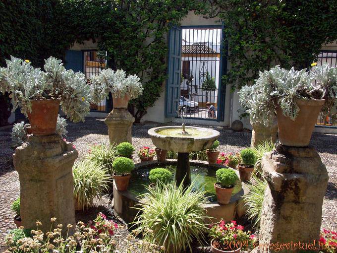 Pequeña fuente en un patio, el Palacio de Viana, Córdoba - España, Andalucia