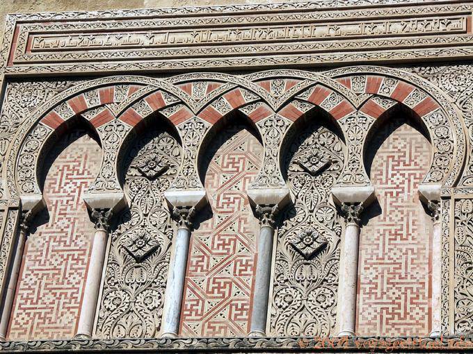 Maravilla del arte musulmán en la Puerta del Baptisterio, Mezquita, Córdoba - España, Andalucia