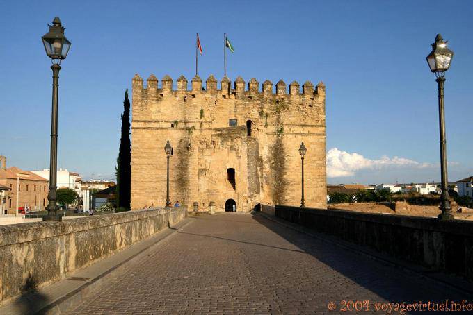 Torre de la Calahorra de entrada por el Puente Bajada del Puente, Córdoba - España, Andalucia