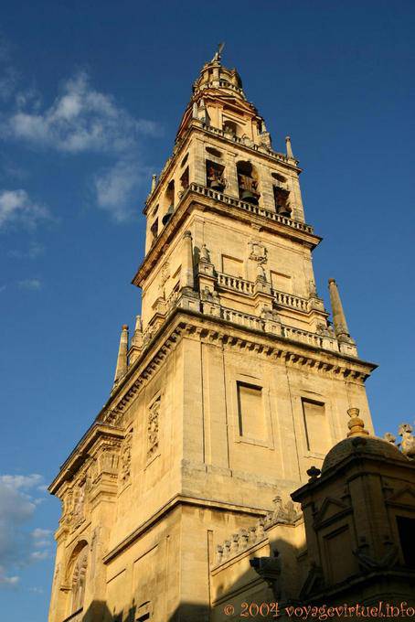 Minarete de la mezquita almohade convierte en un campanario de 76 m, Catedral de Córdoba - España, Andalucia