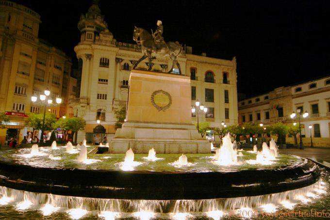 Fuente y estatua en la noche Plaza de las Tendillas, Córdoba - España, Andalucia