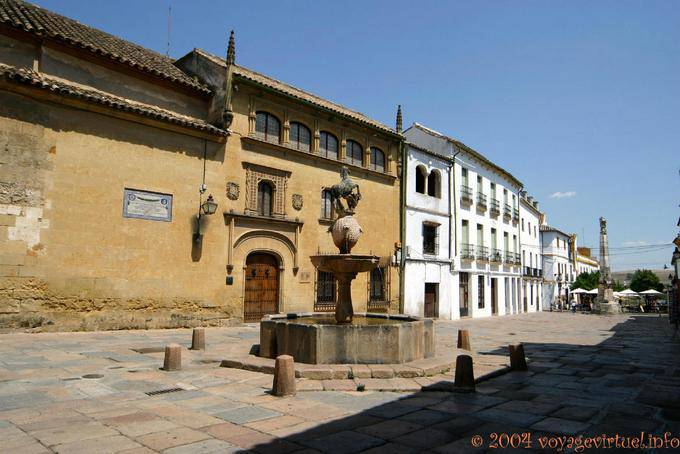 Plaza del Potro y la fuente renacentista en la ciudad vieja, Córdoba - España, Andalucia