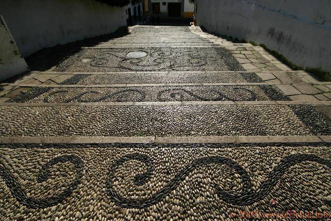 Escalera de mosaico de guijarros Calle Cuesta del Bailío, Córdoba - España, Andalucia