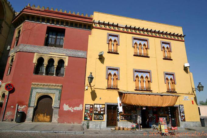 Fachada morisca hacia la Puerta del Puente, Córdoba - España, Andalucia
