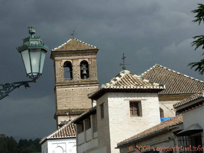 Iglesia del Albaicín en la tormenta, Granada - España