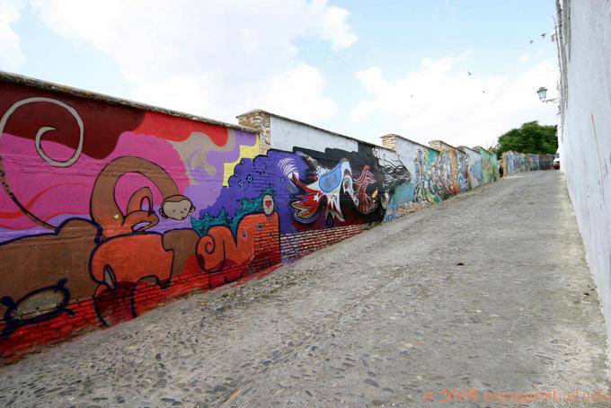 Etiquetas en la pared en Albaicín, Granada - España