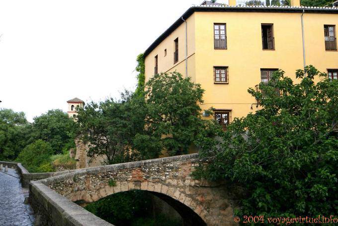Pequeño puente en la calle Niño del Royo, Granada - España