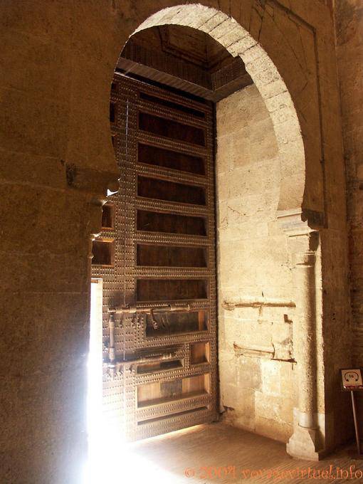 Rayo de sol en la puerta morisca, Granada - España, Andalucia