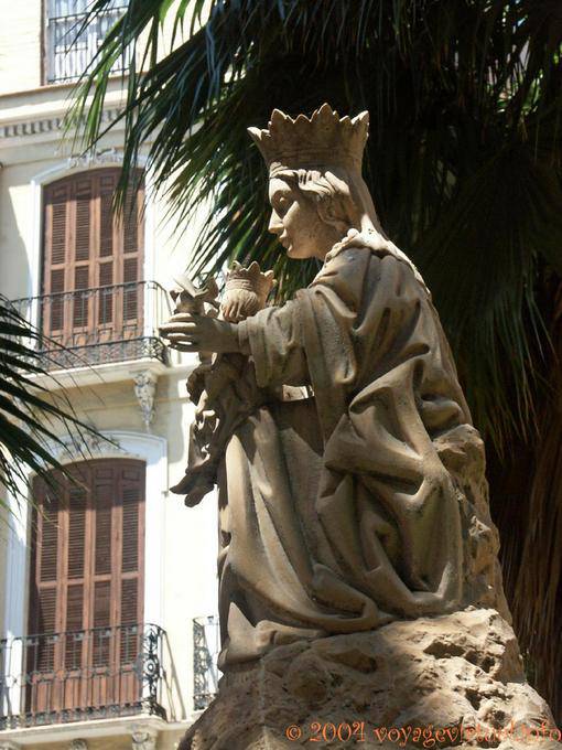 Estatua de la reina y su hijo, en la calle Santa María, Málaga - España, Andalucia