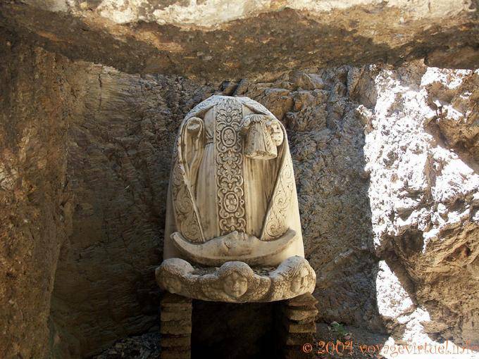Estatua Fontaine-sin cabeza a la Puerta de las Columnas, Alcazaba, Málaga - España, Andalucia