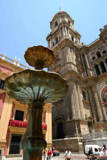 Fuente delante de la Catedral, Málaga - España, Andalucia