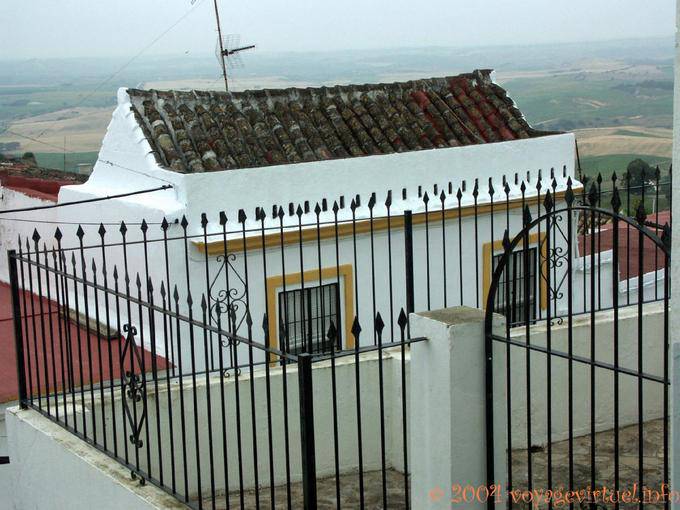Rejillas y pequeña casa en el paisaje, Medina de Sidonia - España