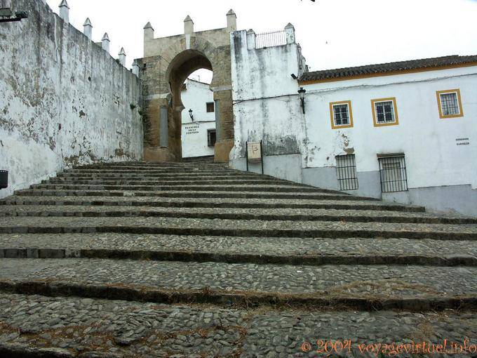 Escalera y puerta que conduce a la Plazuela de la Pastora de Medina Sidonia - España