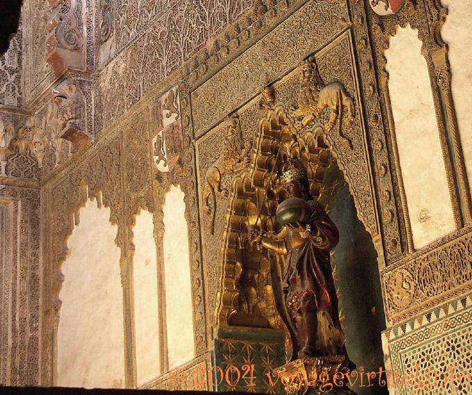Estatua Católica de San Fernando en la decoración árabe, Mezquita de Córdoba - España, Andalucia