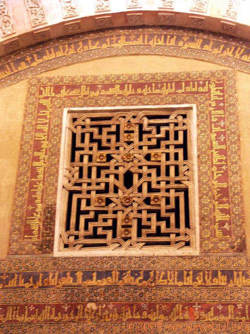 Tracería estilo Moucharabieh y la escritura árabe, Mezquita de Córdoba - España, Andalucia