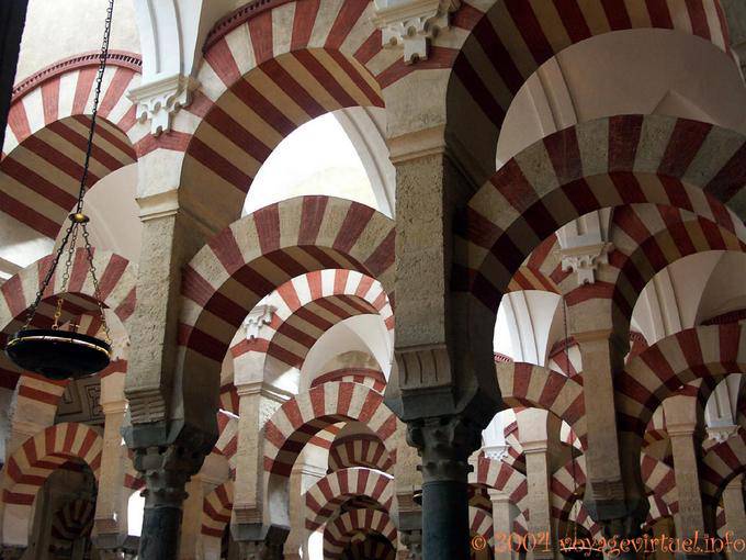Perspectiva sobre los arcos de la época de Abderaraman II, Mezquita de Córdoba - España, Andalucia