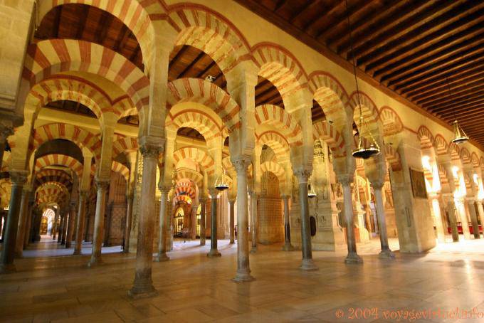 Panorámica 850 columnas y capiteles estilos, Mezquita de Córdoba - España, Andalucia