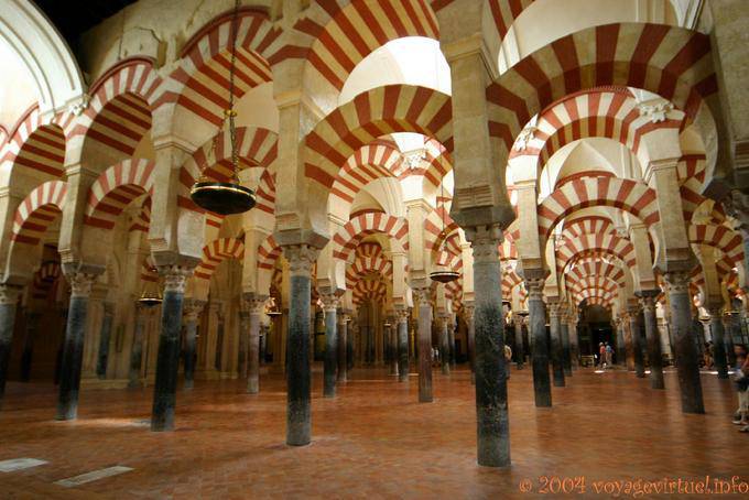 Columnas de mármol bosque subyacente dobles arcadas, Mezquita de Córdoba - España, Andalucia