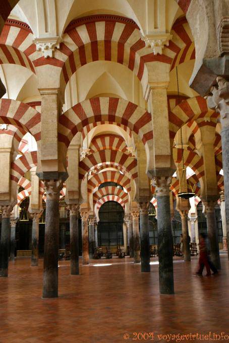El color de las salas de juego se debe a la mezcla de piedra blanca y rojo ladrillo, Mezquita de Córdoba - España, Andalucia
