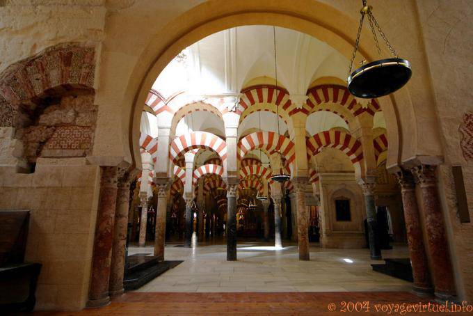 Perspectiva interna queda de la izquierda San Vicente Basílica, Mezquita de Córdoba - España, Andalucia