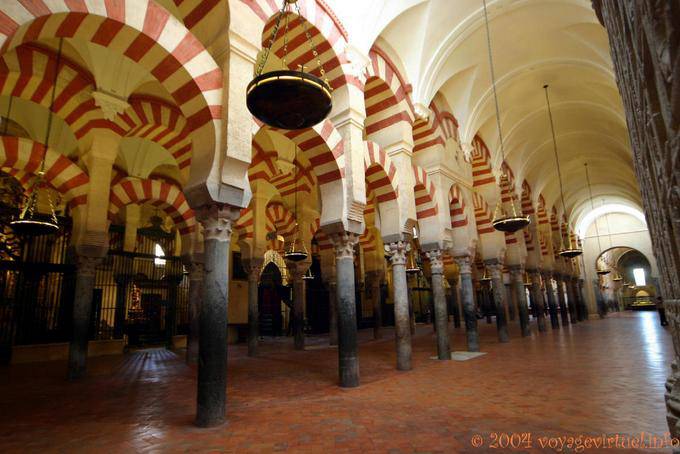 Doble hilera de columnas, Mezquita de Córdoba - España, Andalucia