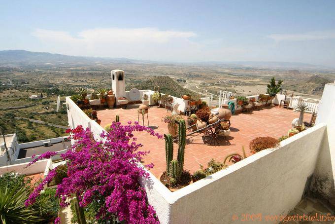 Jardín en la azotea panorámica de una casa en Mojacar - España, Andalucia
