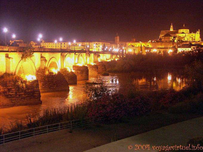 Guadalquivir puente romano, Córdoba Noche - España
