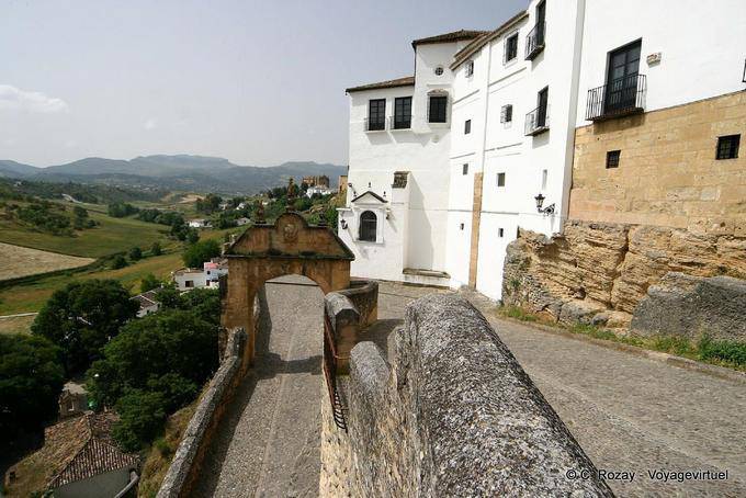 La rebelión de la calle Real y Arco de Felipe V, Ronda - España, Andalucia