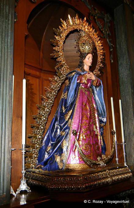 Estatua de la Virgen en la Iglesia de Santa María la Mayor, Ronda - España, Andalucia