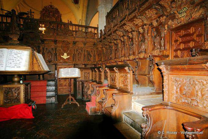Interior con libros antiguos de la Iglesia de Santa María de la Encarnación Mayor, Ronda - España, Andalucia