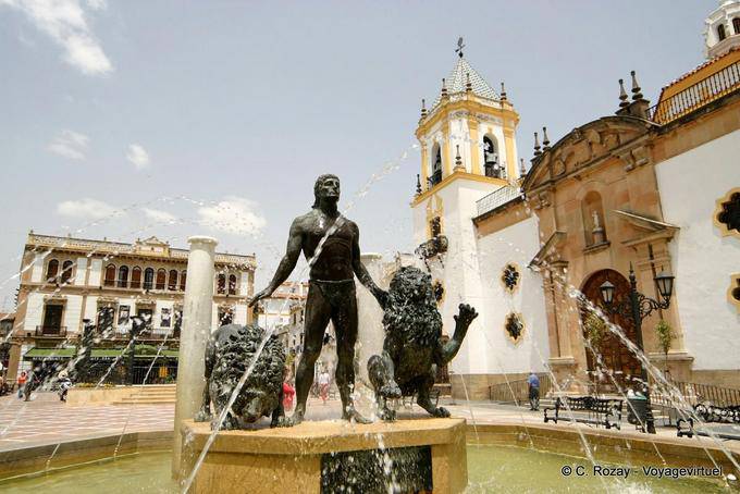 Fuente de la escultura de Hércules y los leones, la Plaza del Socorro, Ronda - España, Andalucia