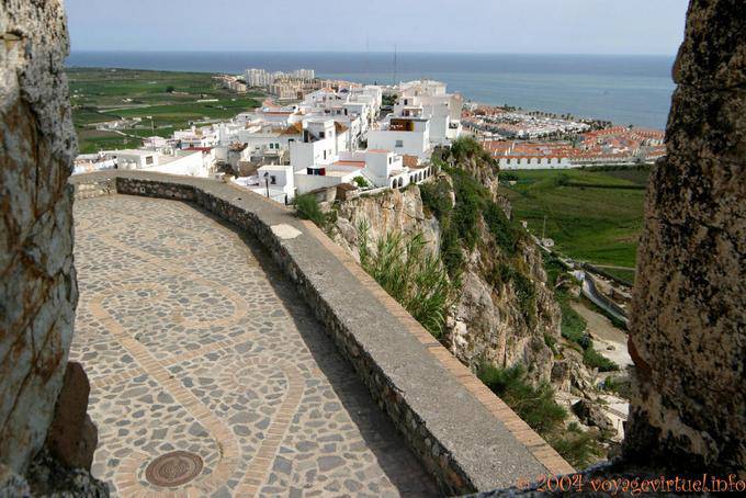 Vista de la ciudad y el mar desde el promontorio rocoso fuerte, Salobreña - España, Andalucia