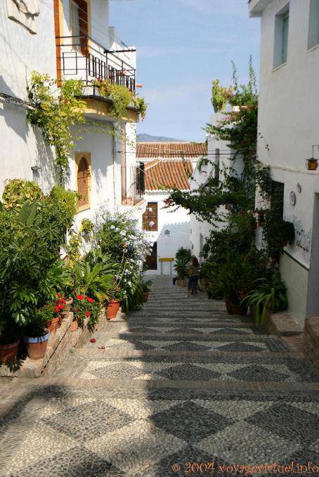 Calle en la ciudad vieja por el castillo, Salobreña - España, Andalucia