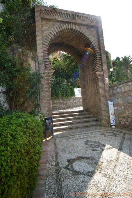 Puerta de acceso a la morisca Castillo y la estrella de David en el pasaje, Salobreña - España, Andalucia